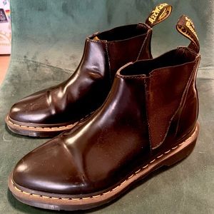 Womens’s size 8 Chelsea boots. Worn once.